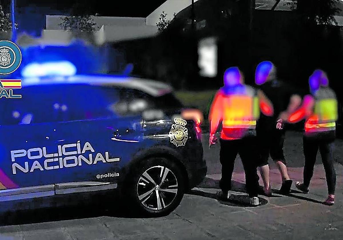 Agentes de la Policía Nacional detienen al acusado.