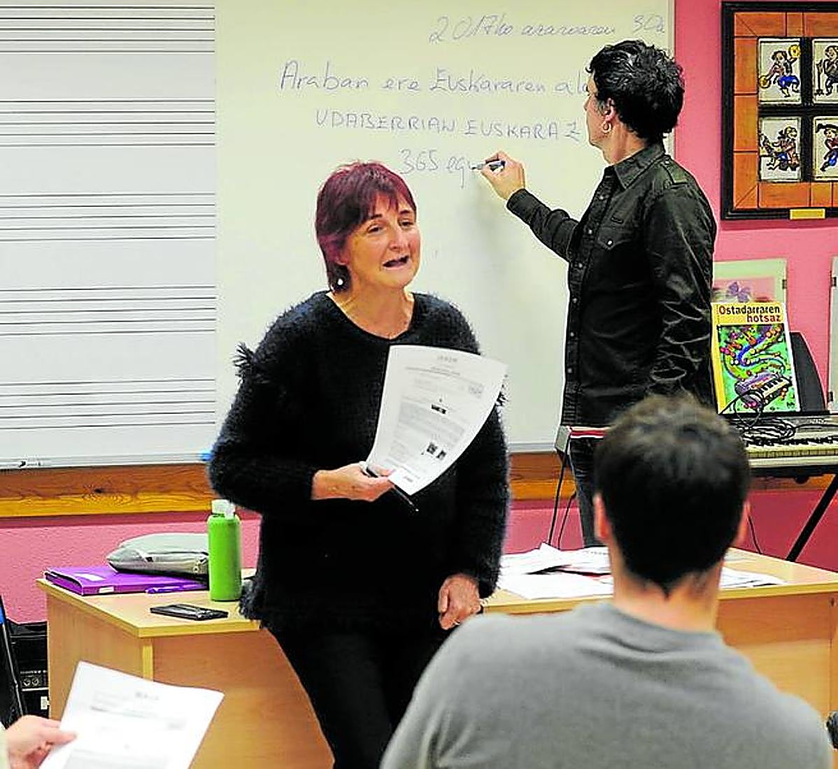 Alumnos asisten a una clase en un euskaltegi de Vitoria.