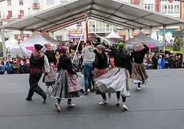 Adurtza Dantza Taldea, en una actuación.