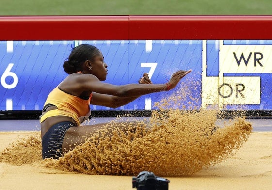 Tessy Ebosele, en uno de sus saltos en la serie clasificatoria olímpica