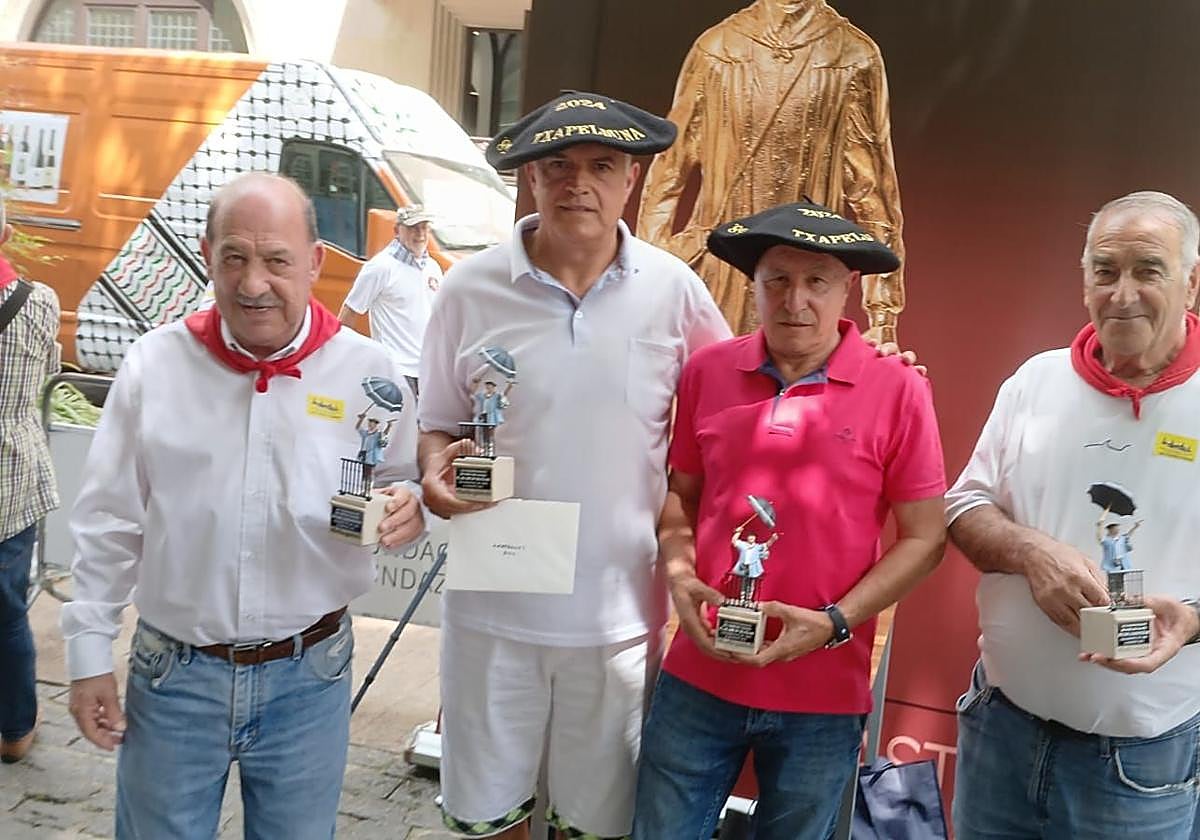 Satur García y Berganzo flanquean a Loizaga y Olado, los campeones.