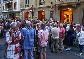 Colas de espectadores a la espera de entrar en las funciones del Teatro Principal.