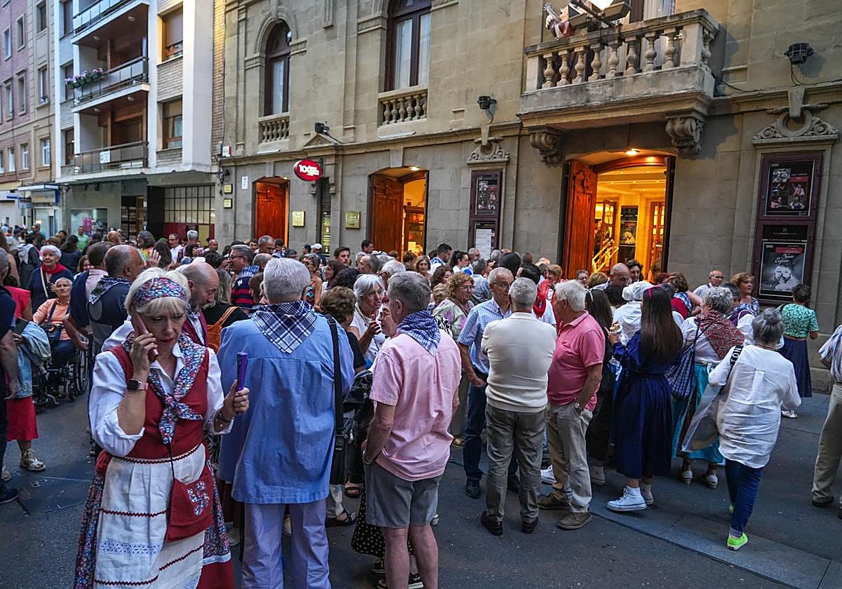 Colas de espectadores a la espera de entrar en las funciones del Teatro Principal.