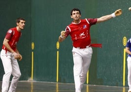 Altuna III golpea una pelota con la zurda ante la mirada de Rezusta.