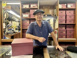 Emilio Pirla en la tienda Sombreros Gorostiaga del Casco Viejo de Bilbao.