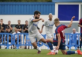 Villalibre intenta zafarse de un rival