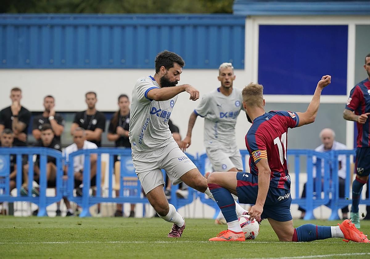 Villalibre intenta zafarse de un rival