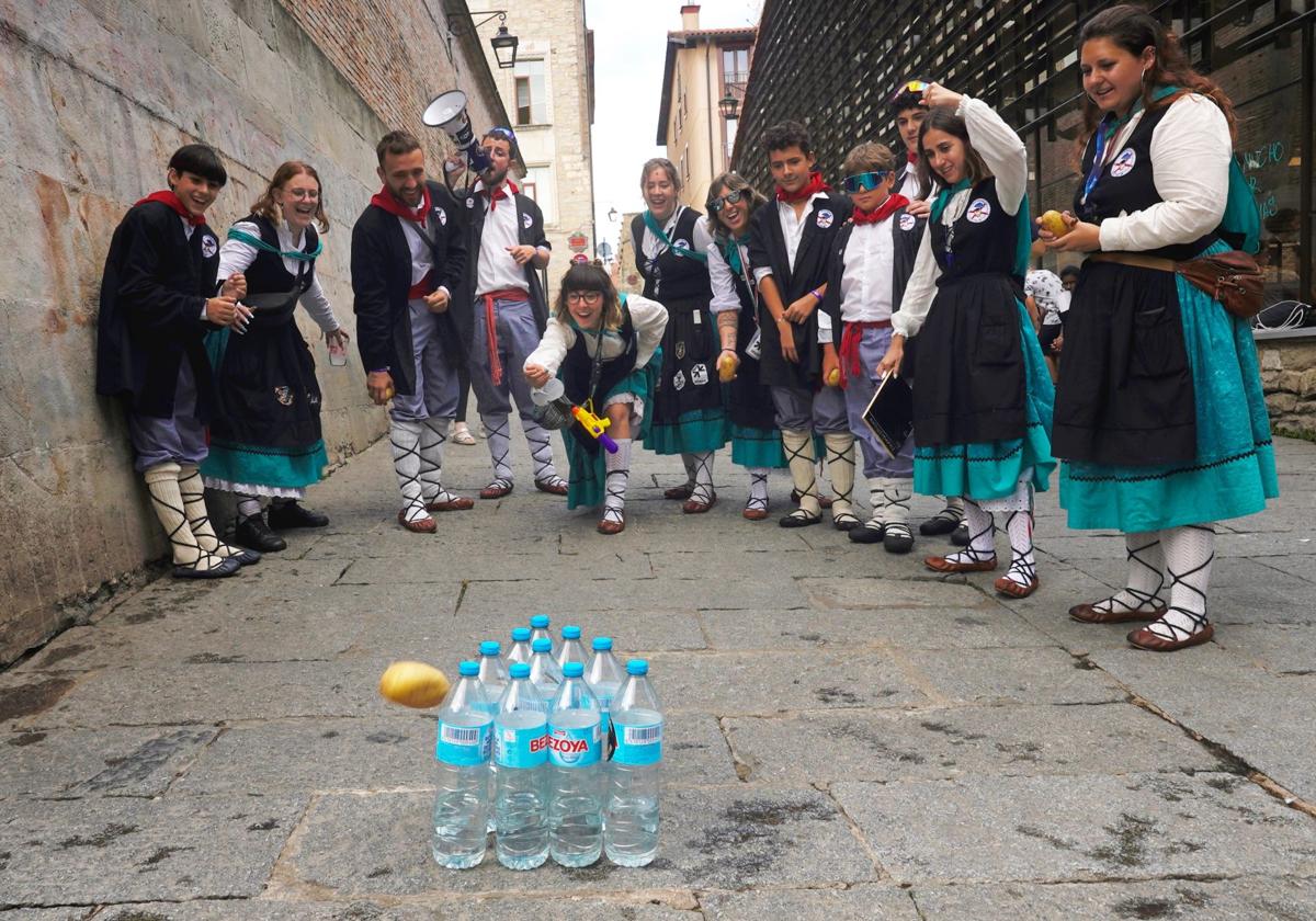 Miembros de Gaupasaleak juegan a 'Los bolos patateros'.