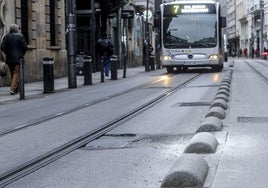 El pavimento, dañado en un tramo de General Álava.