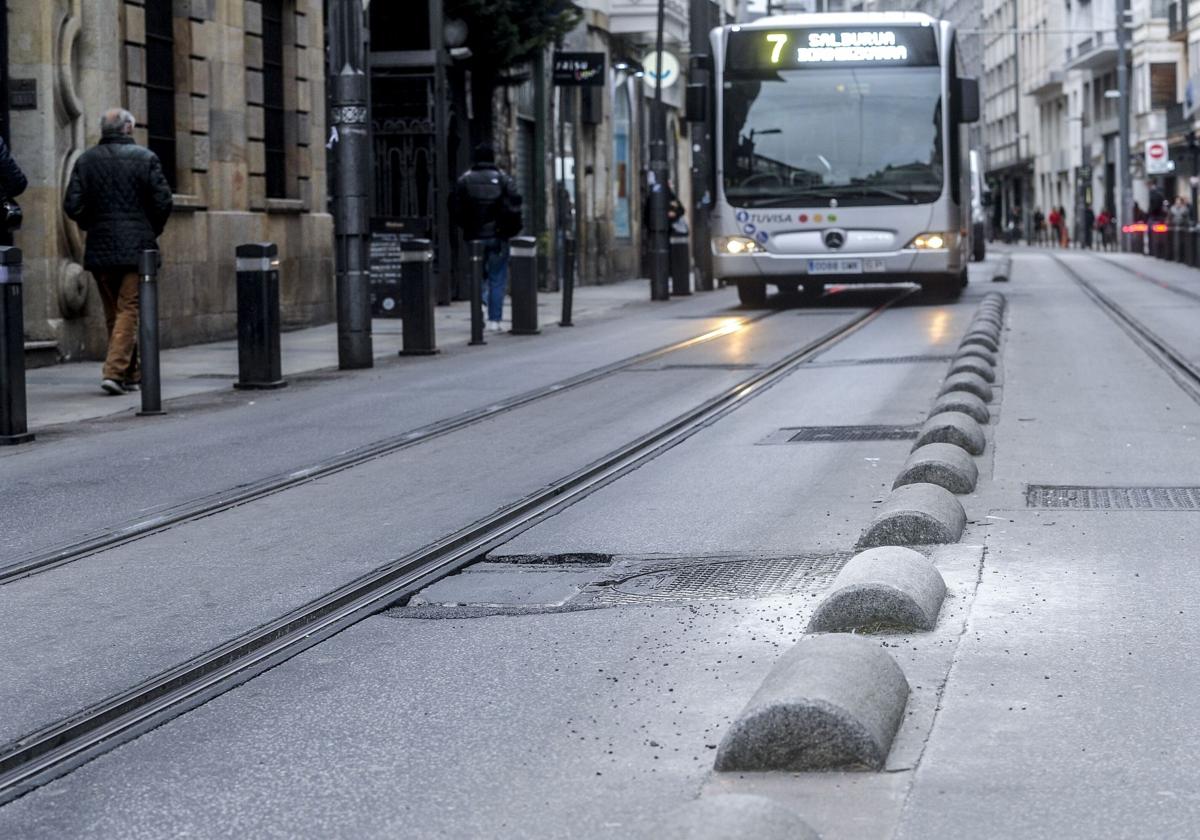 El pavimento, dañado en un tramo de General Álava.