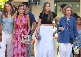 Letizia sorprende en Mallorca con un bolso de crochet creado por Josune en su caserío de Bizkaia