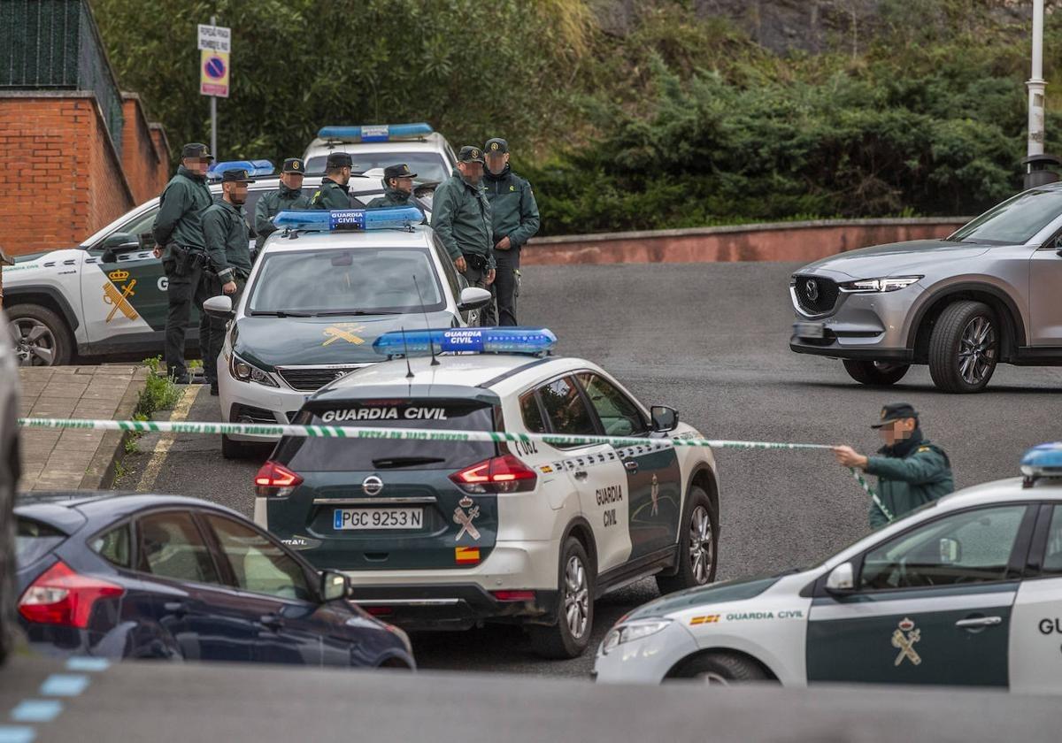 Numerosos agentes de la Guardia Civil custodian el domicilio familiar en Castro Urdiales donde sucedieron los hechos.