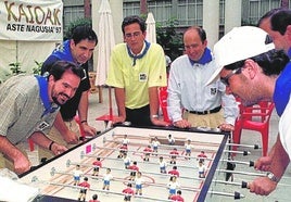 Carlos Iturgaiz y Antonio Basagoiti juegan al futbolín junto a otros dirigentes del partido.