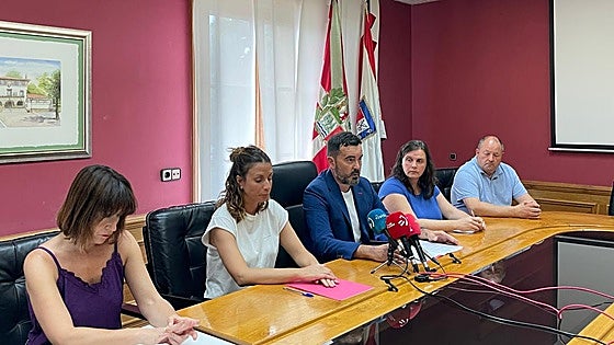 Alcaldes del Txorierri afean a Defensa las maniobras de cazas en el entorno del aeropuerto de Loiu