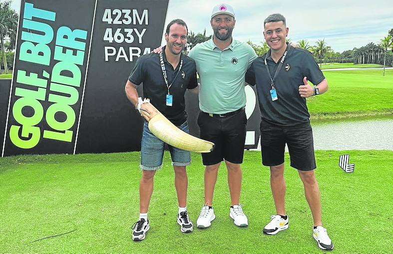 Los puntistas Jairo y Julen Goitiandia junto al golfista de Barrika Jon Rahm en un acto promocional.