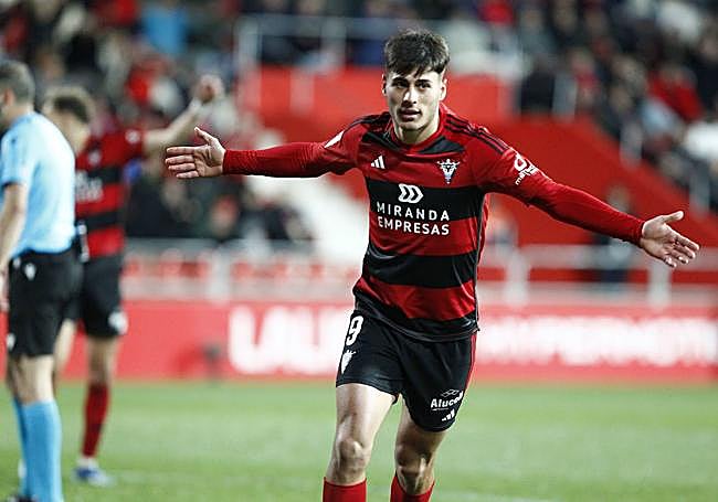 Carlos Martín celebra un gol con el Mirandés.