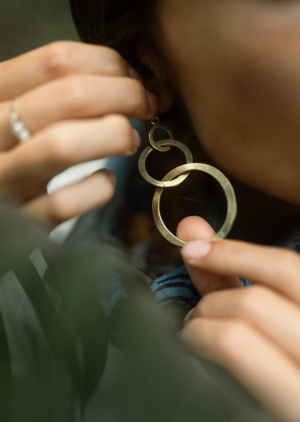 Los pendientes para ayudar a Petro, un niño con sífilis: la bonita iniciativa de esta joven bilbaína