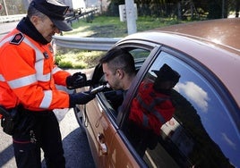 Conductores sometiéndose a un control de alcohol y drogas.