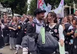 Una boda en el paseíllo de las fiestas de Vitoria
