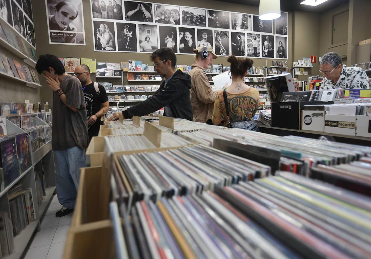 Afluencia de clientes en la céntrica Power Records de Bilbao, que presume de tener un público fiel de diversas edades.