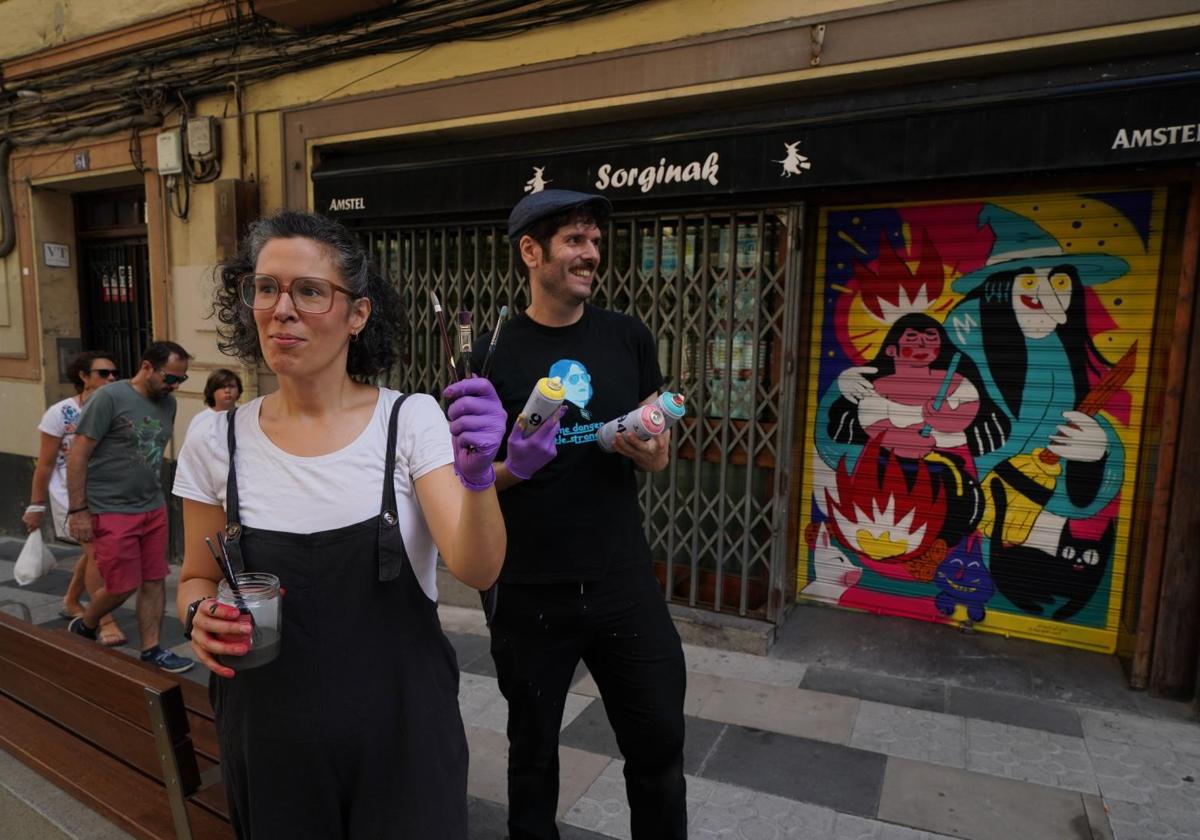 Bea Aparicio y Charlee Mito son los encargados de decorar las persianas del bar Sorginak y la academia de peluquería.