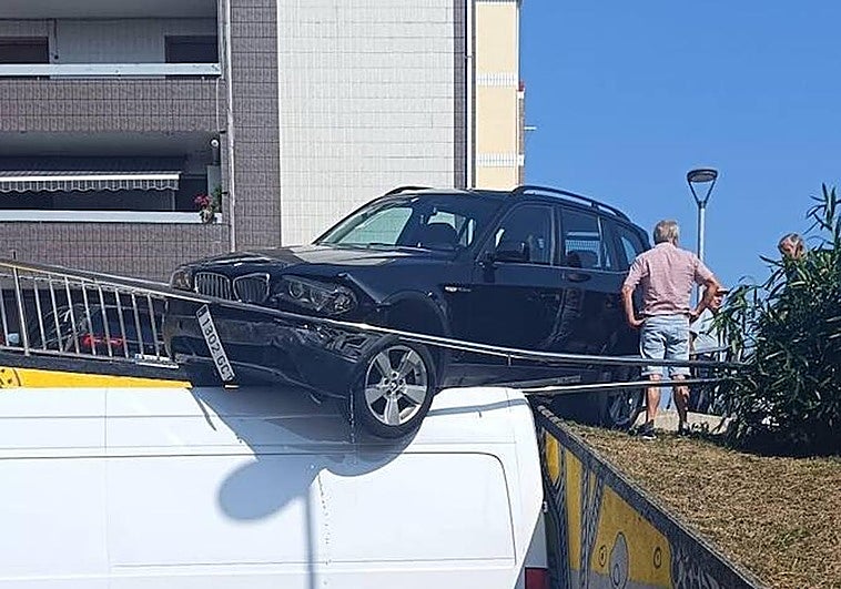 Espectacular accidente de un coche en Derio que está a punto de caer al vacío