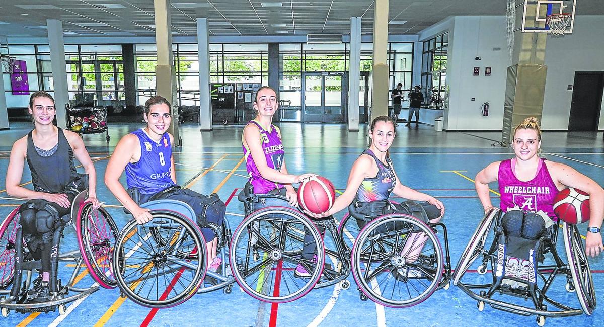 Agurtzane Egiluz, Beatriz Zudaire, Naiara Rodríguez, Laura Ugarte y Sara Revuelta en las instalaciones de Zuzenak.