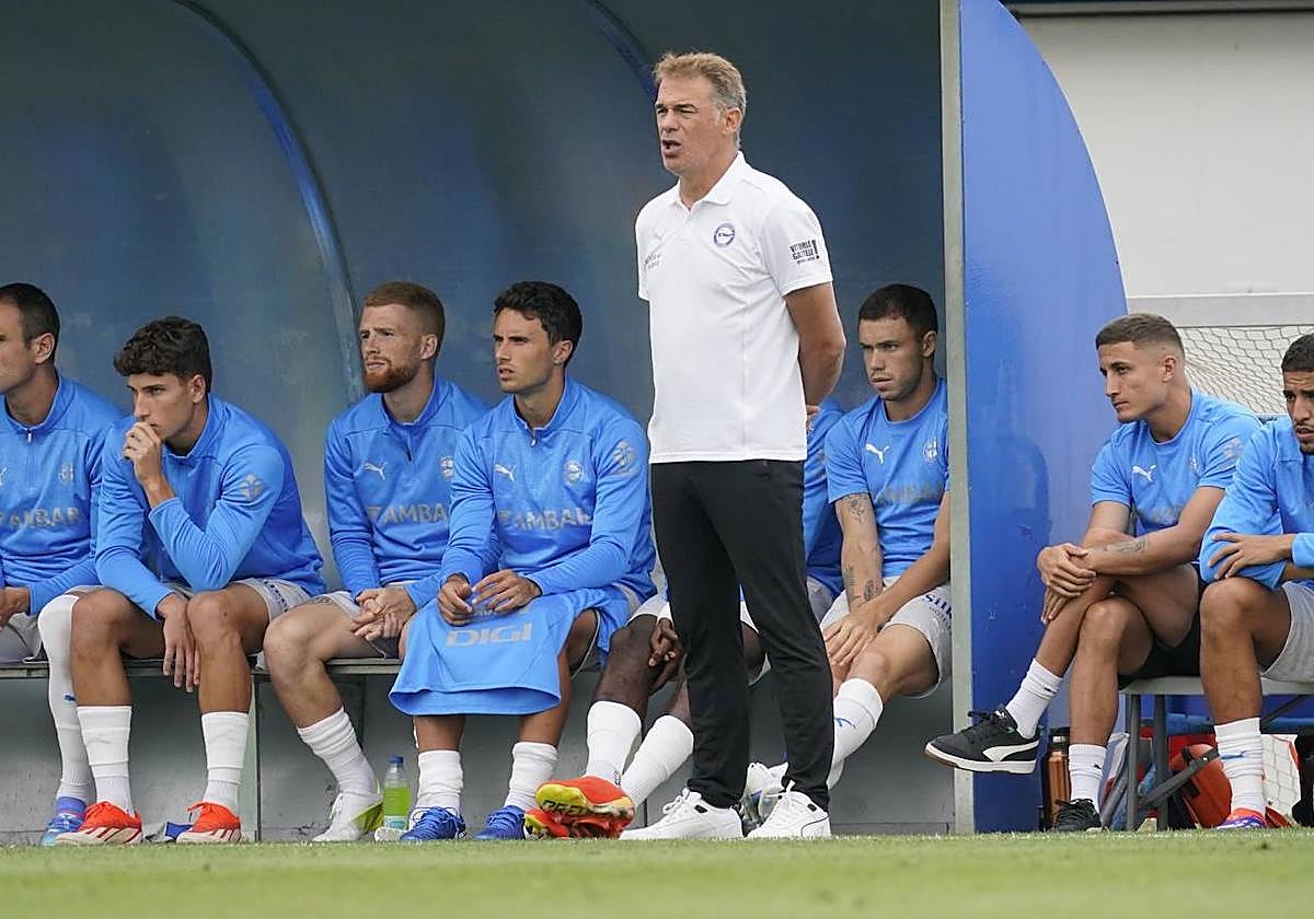 Luis García, durante el último amistoso ante el Huesca.