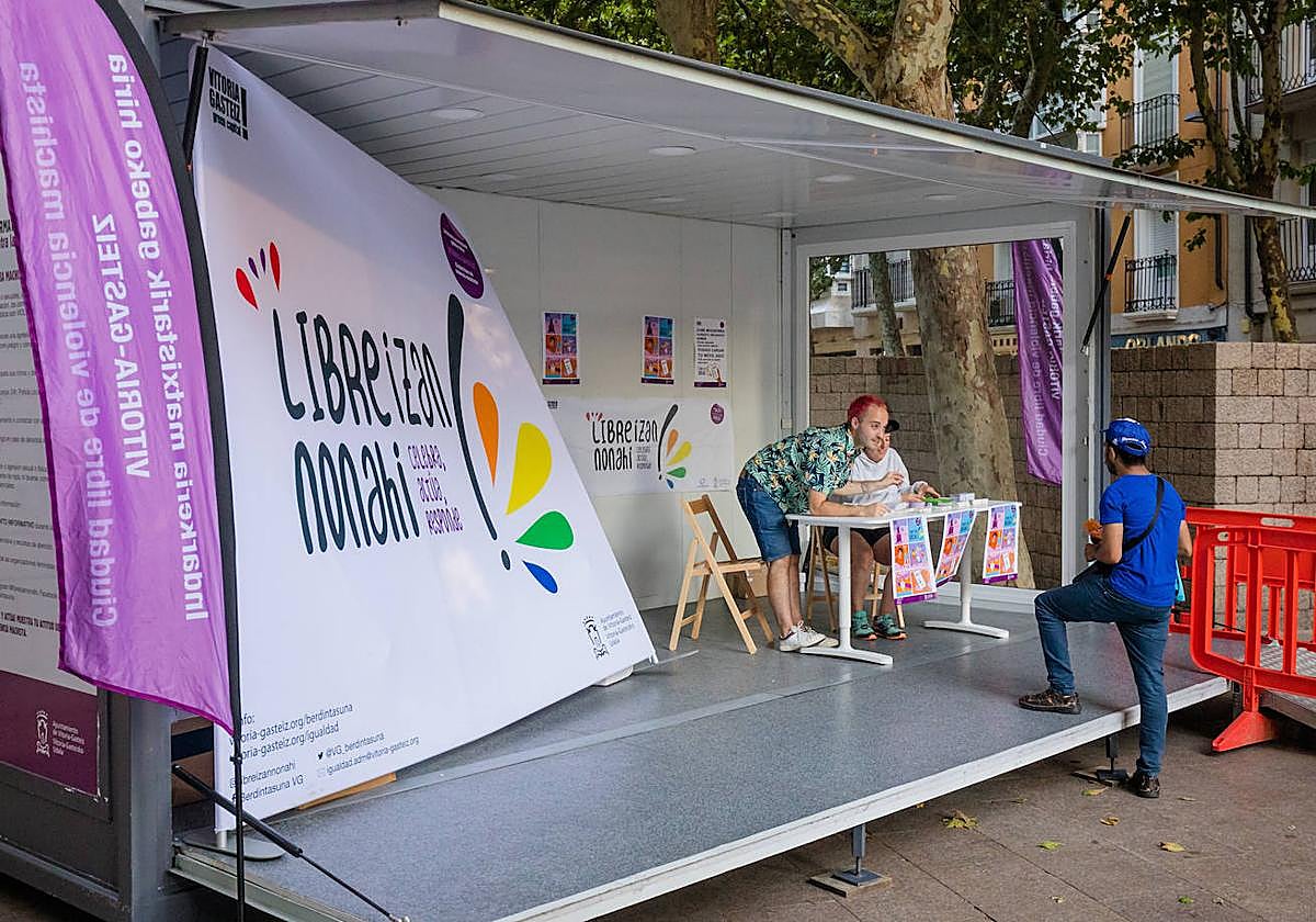 El 'punto violeta' instalado junto a la plaza de los Fueros.