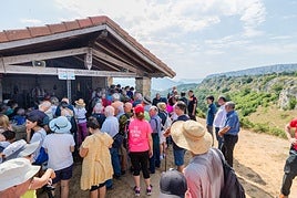 Decenas de romeros se congregan entorno a la ermita del señor.
