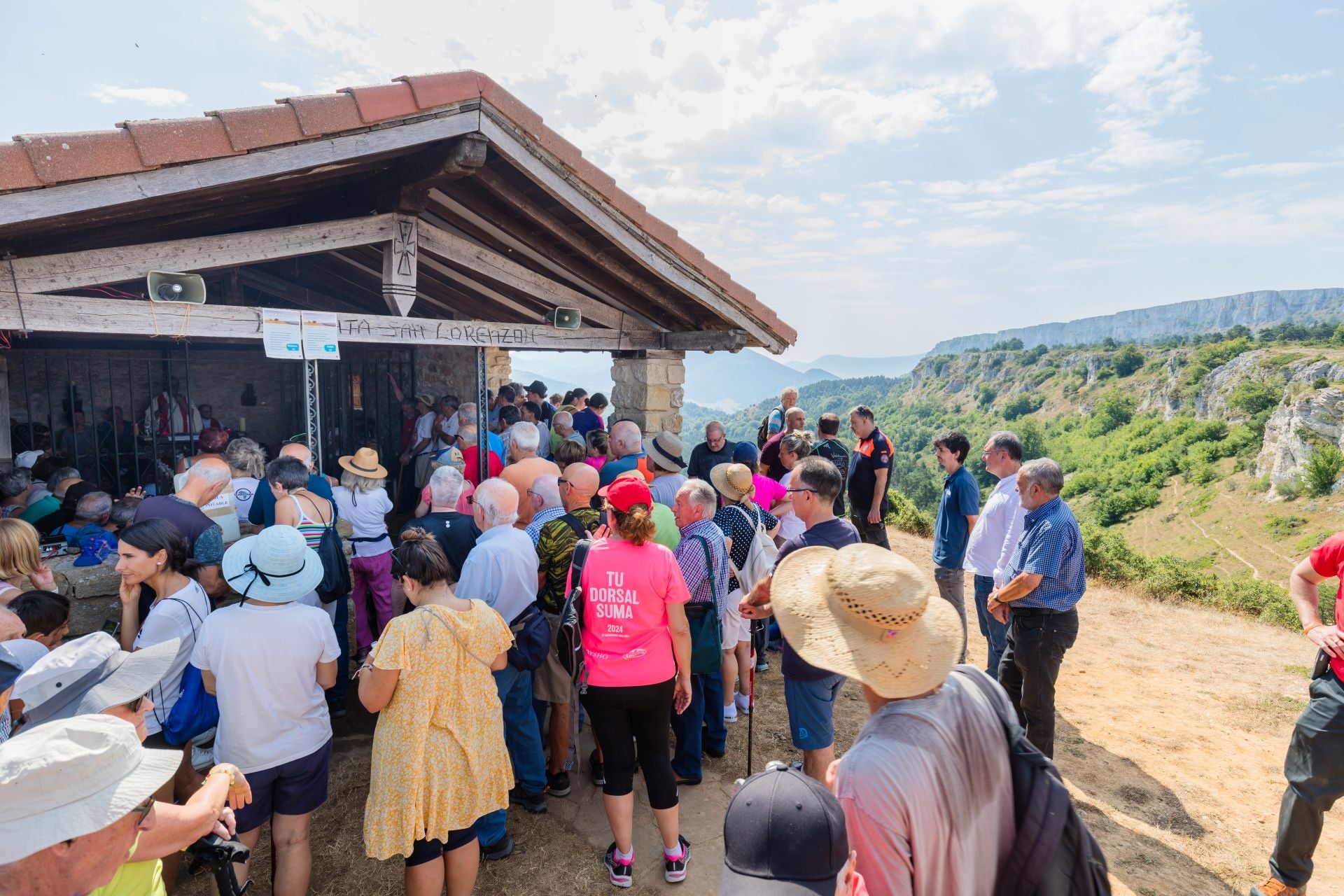 Decenas de romeros se congregan entorno a la ermita del señor.