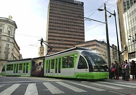 Foto de archiva de un tranvía circulando por la zona de plaza Circular en Bilbao.