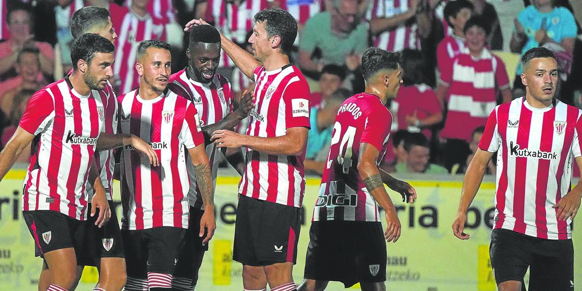 Jugadores del Athletic felicitan a Iñaki Williams por su golazo ante Osasuna en la Euskal Kopa.