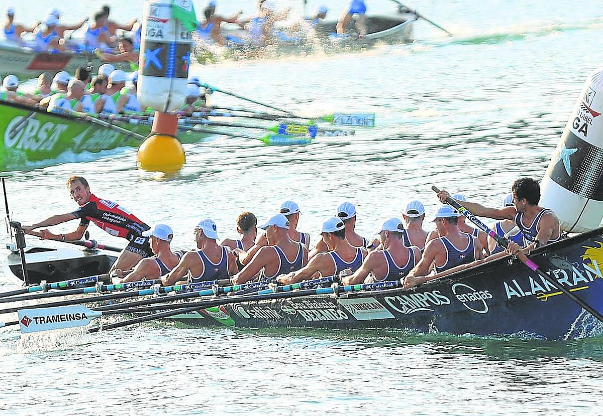 La 'Bou Bizkaia' realiza una de las ciabogas por delante de Hondarribia y Donostiarra en la bahía de Txingudi.