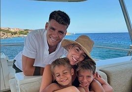Álvaro Morata y Alice Campello junto a sus hijos durante sus vacaciones hace menos de tres semanas.