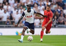 Yves Bissouma, jugador del Tottenham, ha subido un vídeo inhalando óxido nitroso