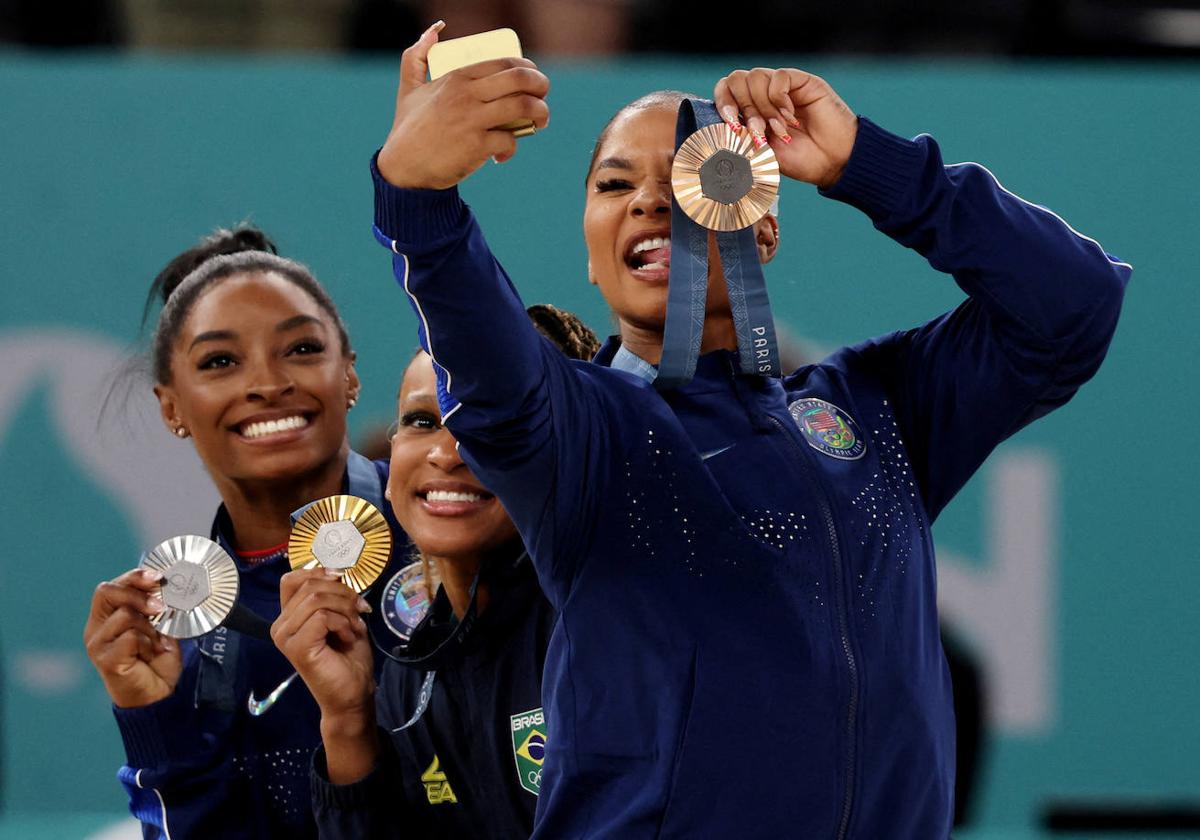 Jordan Chiles fotografiándose con la medalla de bronce junto a Biles y Andrade