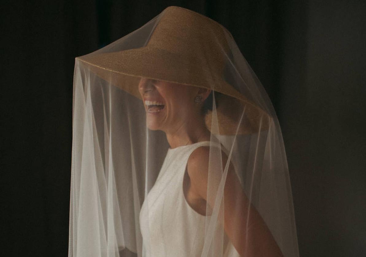 Elene, la novia más original del verano con sombrero, velo y vestido bilbaíno desmontable