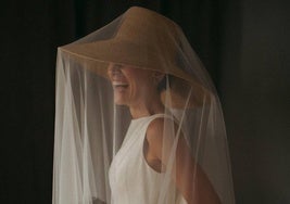 Elene, la novia más original del verano con sombrero, velo y vestido bilbaíno desmontable.