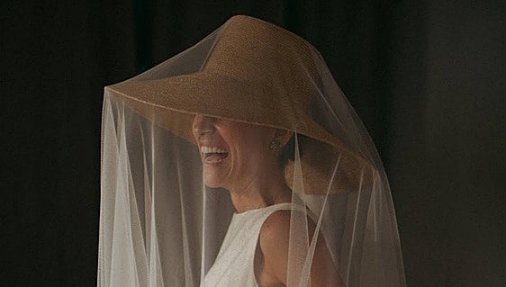 Elene, la novia más original del verano con sombrero, velo y vestido bilbaíno desmontable