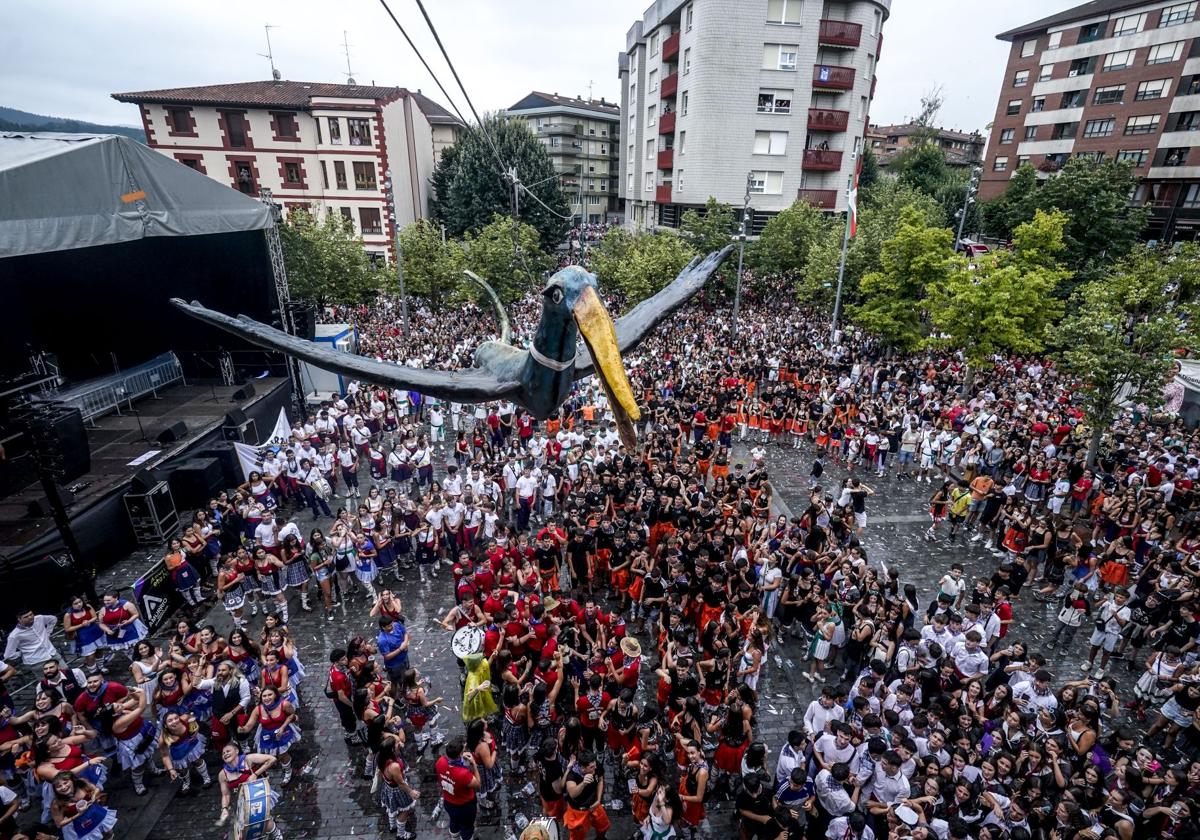 La alegría que se desbordado en la plaza de Amurrio con la aparición del iguarrako.