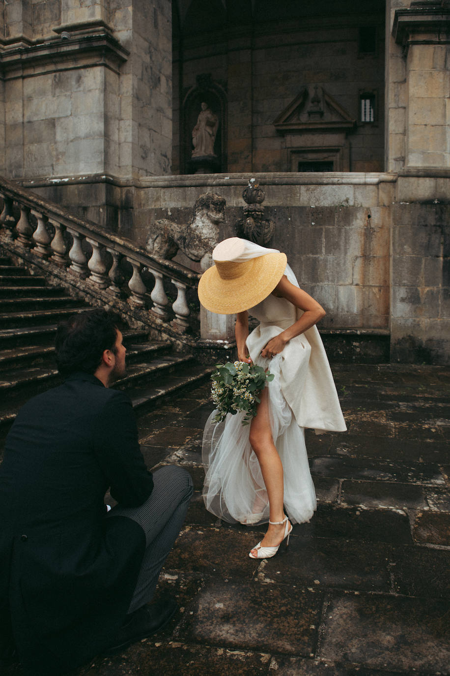 Elene, la novia más original del verano con sombrero, velo y vestido bilbaíno desmontable