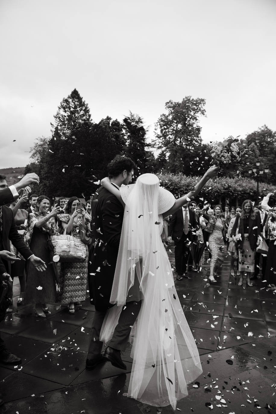 Elene, la novia más original del verano con sombrero, velo y vestido bilbaíno desmontable