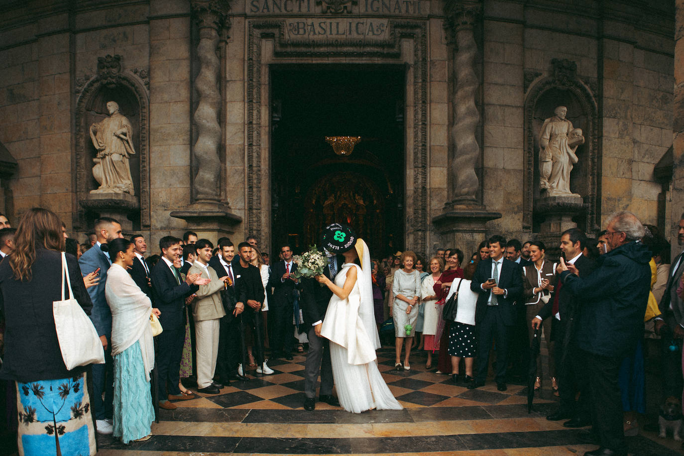 Elene, la novia más original del verano con sombrero, velo y vestido bilbaíno desmontable