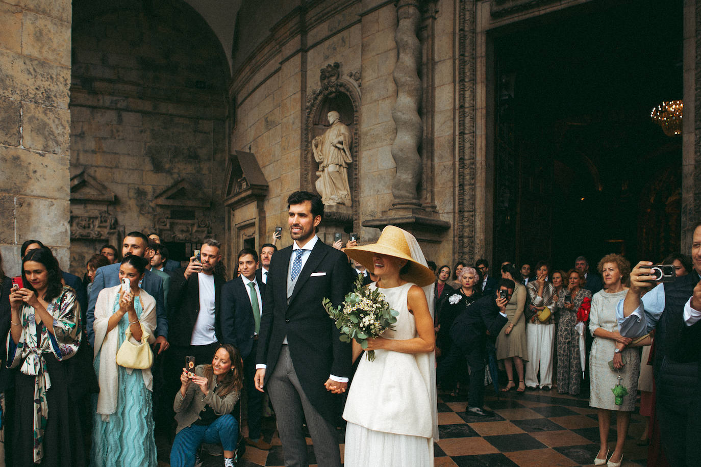 Elene, la novia más original del verano con sombrero, velo y vestido bilbaíno desmontable