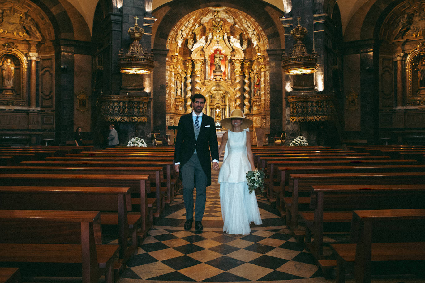 Elene, la novia más original del verano con sombrero, velo y vestido bilbaíno desmontable