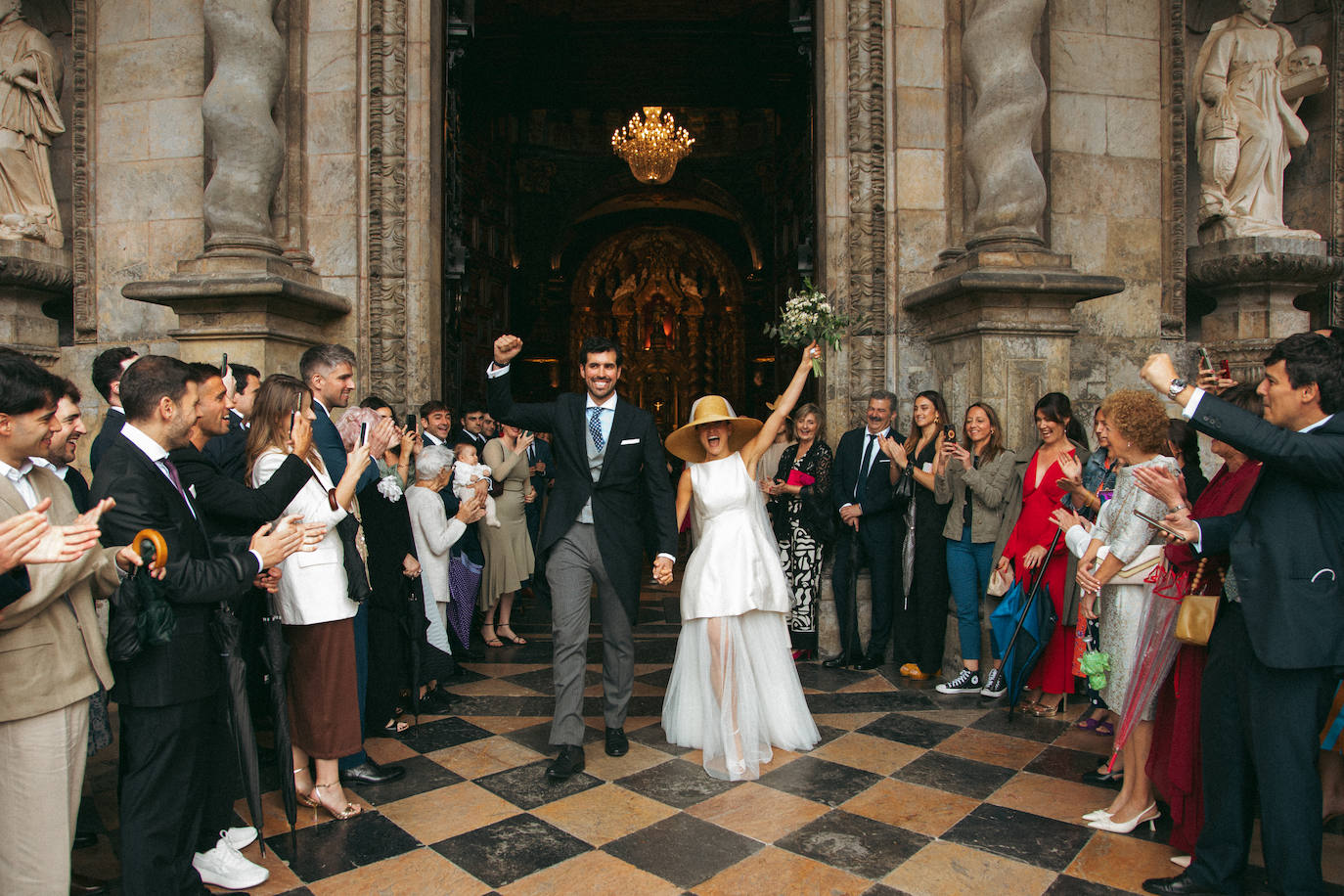 Elene, la novia más original del verano con sombrero, velo y vestido bilbaíno desmontable