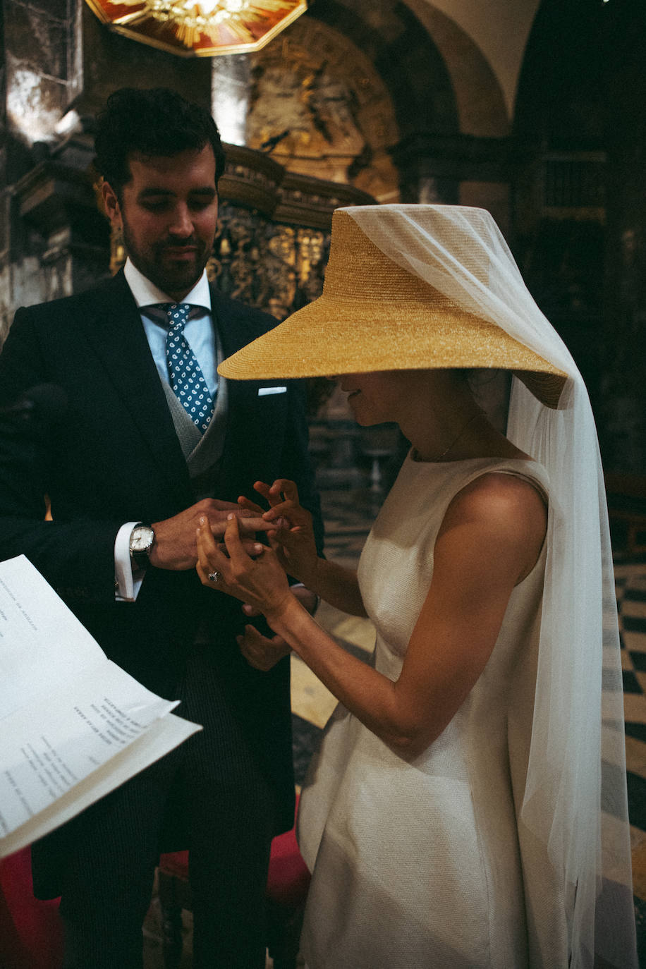 Elene, la novia más original del verano con sombrero, velo y vestido bilbaíno desmontable