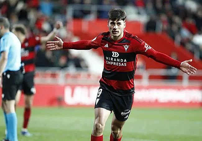 Martín celebra un gol con el Mirandés.