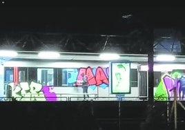 Varios desconocidos pintan una unidad de Metro Bilbao, en un ataque coordinado en la estación de Ibarbengoa (Getxo), a cielo abierto.
